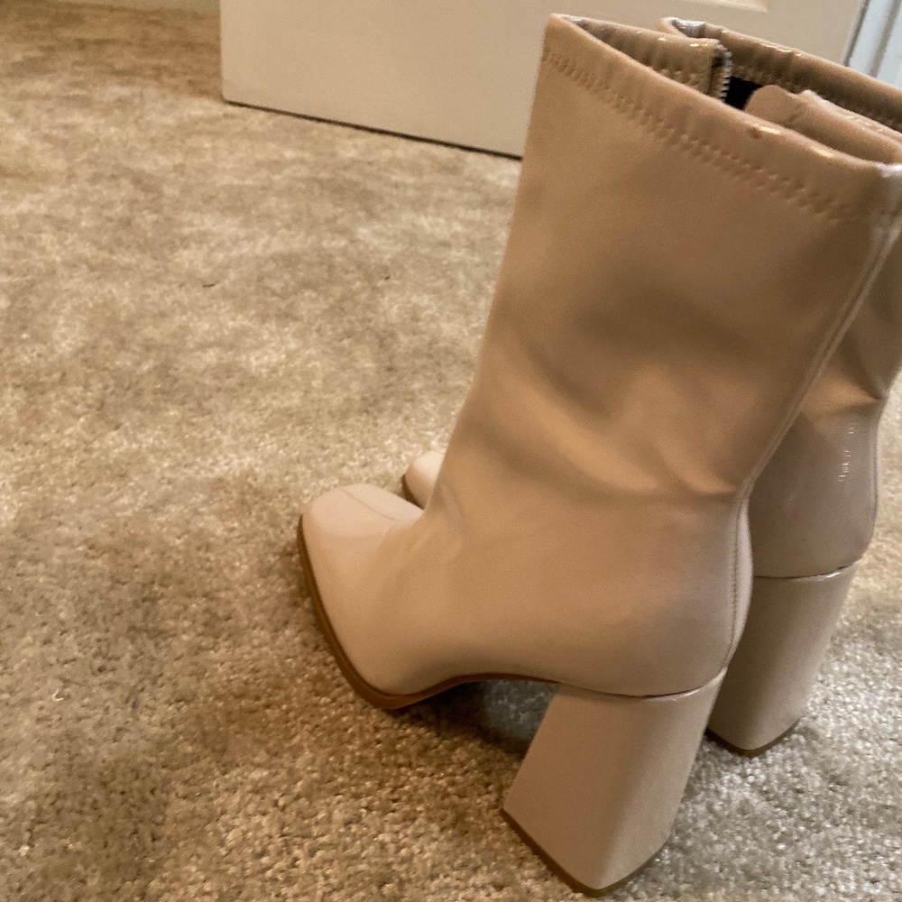Beige gogo boots